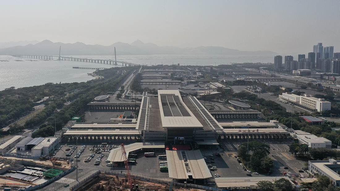 深圳湾口岸南山区入口处,2021年。远端为深圳湾跨海公路大桥,连通深圳与香港(远端)。中间为口岸联检大楼